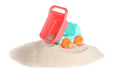 Çocuklar için plaj oyuncağı ve beyaz pankartta izole edilmiş kum. Plastik kamyon.
