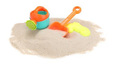 Çocuklar için plaj oyuncakları ve beyaz pankartta izole edilmiş kum. Plastik sulama kutusu, kürek ve küf.