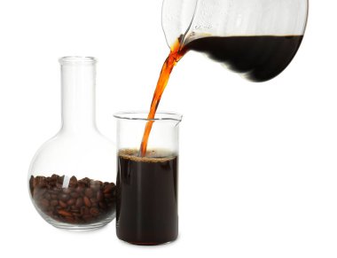 Beyaz arka planda beher içine kahve dökmek