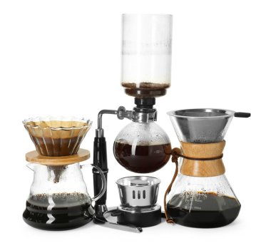 Cam kimya ve sifon (vakum) kahve makinesi ve beyaz üzerine izole edilmiş kahve.