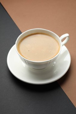 Renkli arka planda, fincanda Aromatik kahve, yakın plan