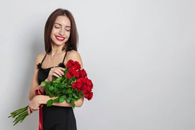 Sevgililer Günü. Beyaz arka planda gül buketi olan güzel bir kadın. Metin için boşluk