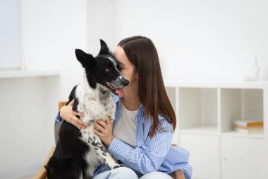 Evde Collie köpeği olan sevimli bir kadın, mesaj atmak için yer var.