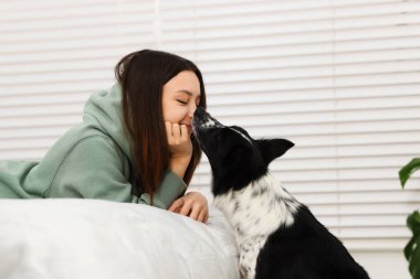 Evinde Collie köpeği olan bir kadın.