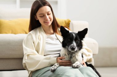Evinde Collie köpeği olan bir kadın.