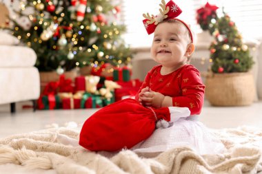 Evinde çantası olan şirin bir bebek, mesaj atmak için yeri var. Noel sezonu