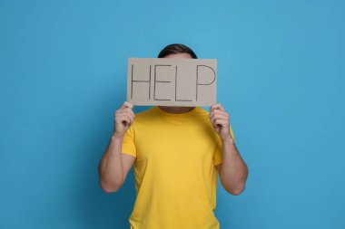 İşaretli adam açık mavi arkaplanda yardım