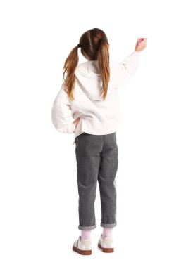 Beyaz arkaplan, arka plan üzerinde işaret olan bir şey çizen çocuk