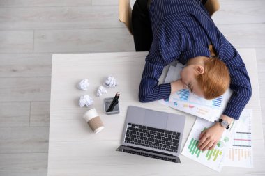 Ofiste uyuyan yorgun kadın, üst manzara.