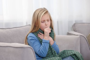 Küçük kız evde öksürüyor. Soğuk Semptom