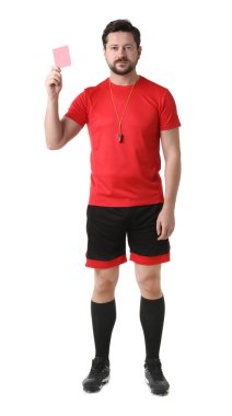 Beyaz arkaplanda kırmızı kartı olan hakem