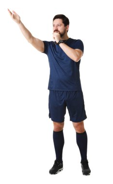 Üniformalı hakem beyaz arka planda düdük çalıyor.