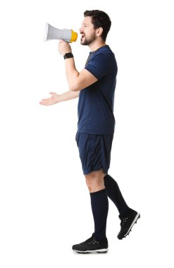 Hakem beyaz arka planda megafonla bağırıyor