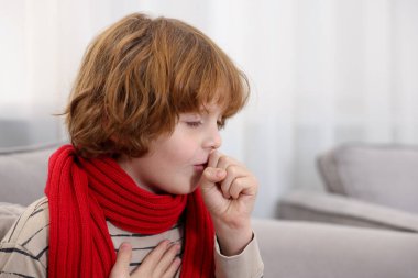 Küçük çocuk evde öksürüyor, mesaj için yer var. Soğuk Semptom