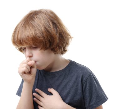 Beyaz arka planda öksüren küçük bir çocuk. Soğuk Semptom