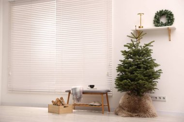 Güzel Noel ağacı, bankta ve yakacak odunları, yazı için yer. İç tasarım