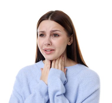 Beyaz arka planda boğaz ağrısı çeken bir kadın. Soğuk Semptom