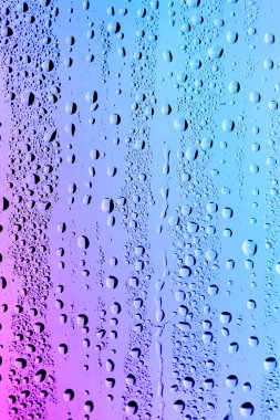 Su damlalı cam yüzey, yakın görüş.
