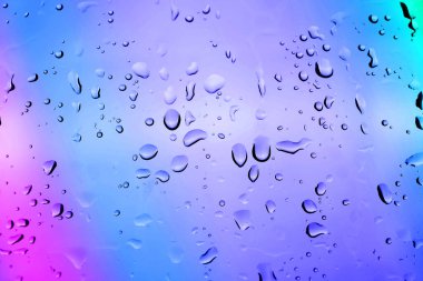 Su damlalı cam yüzey, yakın görüş.