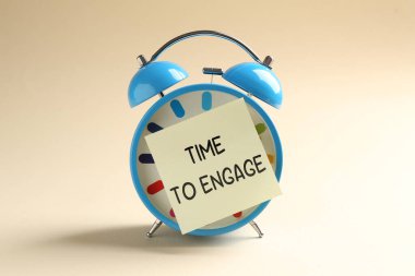 Bej arkaplan üzerindeki alarma bağlanma zamanı metin zamanı ile kağıt not