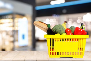 Süpermarketteki ürünlerle dolu bir alışveriş sepeti. Metin için boşluk