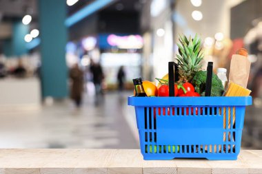 Süpermarketteki ürünlerle dolu bir alışveriş sepeti. Metin için boşluk