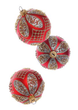 Beyaz arka planda havada uçuşan altın desenli Noel topları