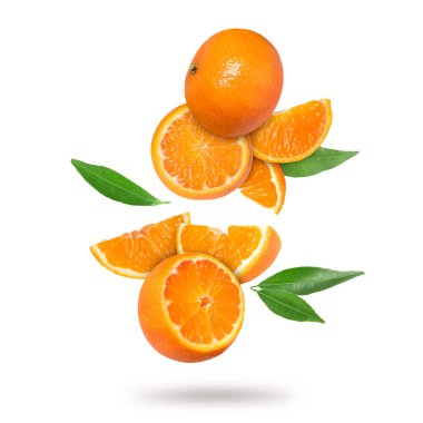 Beyaz arka plana düşen taze mandalina ve yeşil yapraklar. Citrus meyvesi.