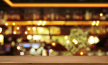 Boş masa ve bulanık barın içi. Tasarım için boşluk