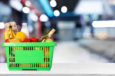 Süpermarketteki ürünlerle dolu bir alışveriş sepeti. Metin için boşluk