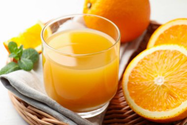 Taze portakal suyu, nane ve meyveler masada, yakın plan.