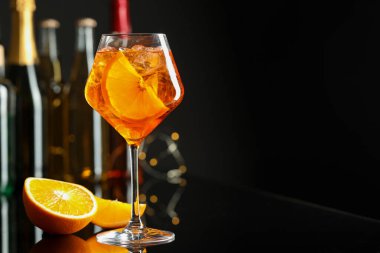 Bardaki masada serinletici spritzer kokteyli ve portakal dilimleri. Metin için boşluk