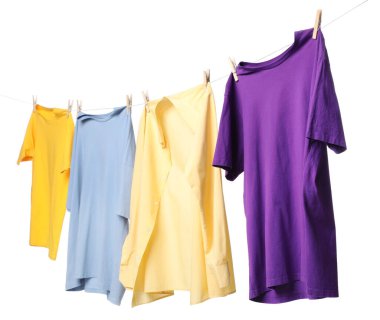 Çamaşır ipini beyaz arka planda tutarken farklı giysiler kuruyor