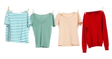 Çamaşır ipini beyaz arka planda tutarken farklı giysiler kuruyor