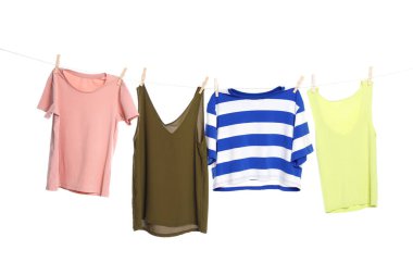 Çamaşır ipini beyaz arka planda tutarken farklı giysiler kuruyor