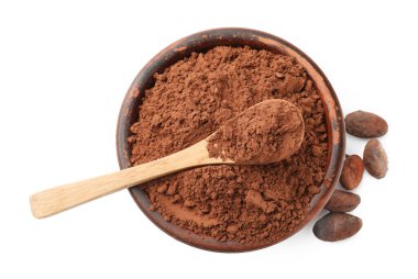 Kâsede doğal kakao tozu, kaşık ve fasulye beyaza izole edilmiş.
