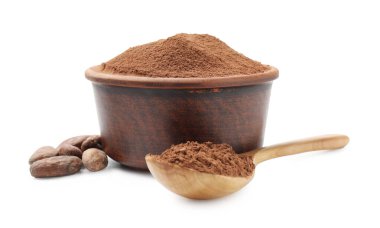 Kâsede doğal kakao tozu, kaşık ve fasulye beyaza izole edilmiş.