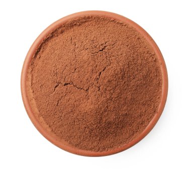 Tabaktaki doğal kakao tozu beyaza izole edilmiş.