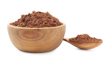 Doğal kakao tozu kasede ve kaşıkta beyaza izole edilmiş.