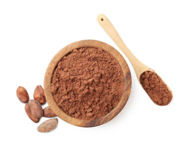 Kâsede doğal kakao tozu, kaşık ve fasulye beyaza izole edilmiş.