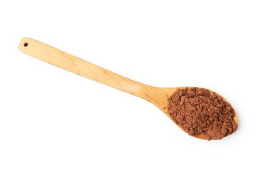 Tahta kaşığın içindeki doğal kakao tozu beyaz, üstten görünüyor.