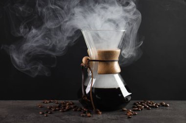 Lezzetli kahve ve fasulyeli cam kimya kahve makinesi.