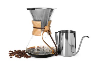 Kahve, filtre, tencere ve fasulyeli cam kahve makinesi beyaz üzerine izole edilmiş.