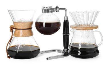 Cam kimya ve sifon (vakum) kahve makineleri ve beyaz üzerine izole edilmiş kahve makineleri