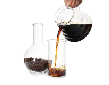 Kadın beyaz arka planda şişeye kahve dolduruyor, yakın plan.