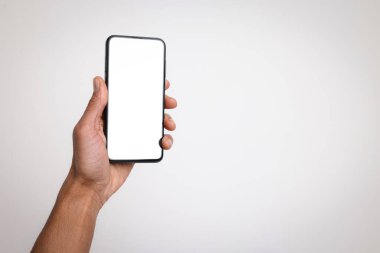 Arka planda boş ekranlı akıllı telefon tutan adam, yakın plan. Tasarım için model