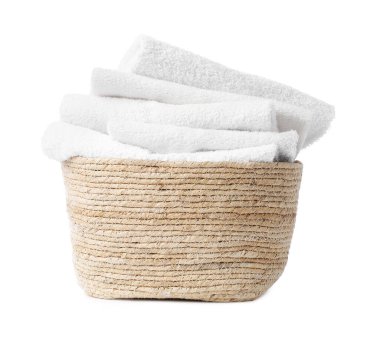 Çamaşır sepeti ve beyaz havlular.