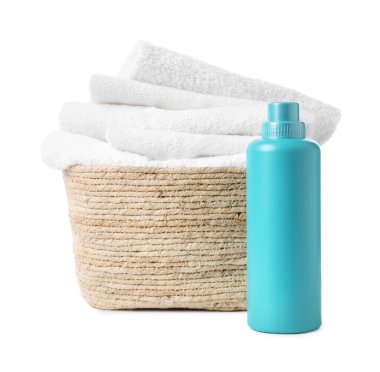 Çamaşır sepeti, havlular ve beyaza izole edilmiş bir şişe deterjan.