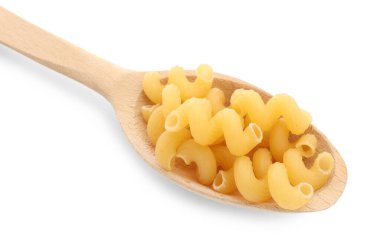 Tahta kaşıkta çiğ cavatappi makarnası. Beyaz, üst manzara.