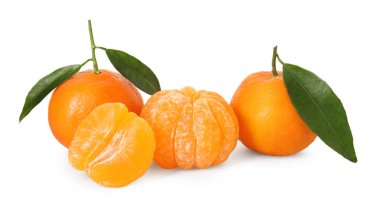 Soyulmuş ve soyulmamış mandalinalar beyazda izole edilmiş.